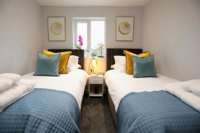 Aisiki Apartments at Stanhope Road, North Finchley, an Airconditioned 3 Bedroom & 2 Bathroom Pet-Friendly Duplex Flat, King or Twin beds with Air-condition and FREE WIFI
